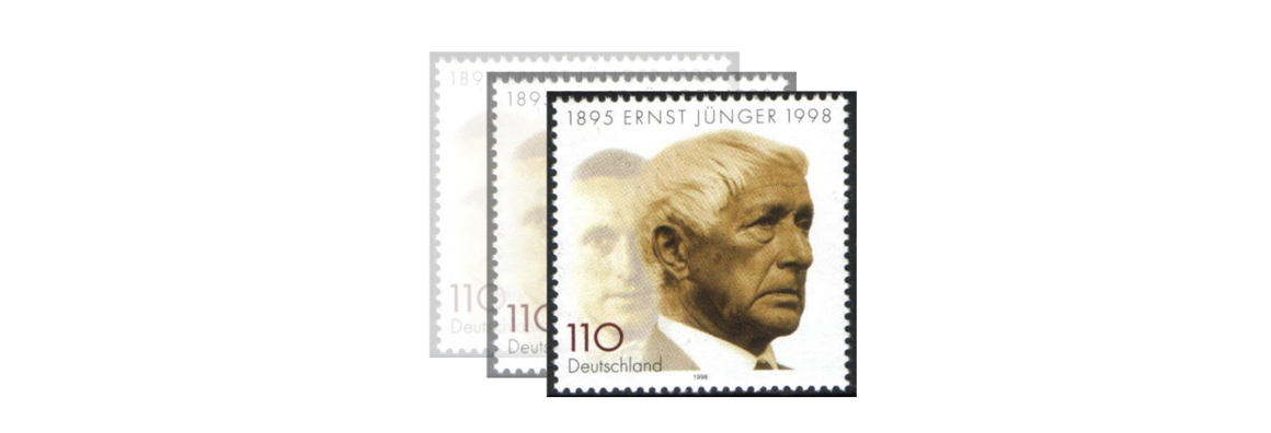 Dreifach gestaffeltes Bild einer Briefmarke mit Ernst Jüngers seitlichem Porträt als älterer Mann, im Hintergrund ist blass ein Frontalporträt als jüngerer Mann zu sehen. Überschrieben ist die Briefmarke mit »1895 Ernst Jünger 1998«.