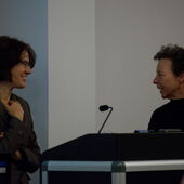 Claudia Breger und Eva Geulen sprechen hinter dem Vortragspult