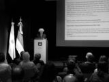 Black and white wide shot of Sigrid Weigel during her lecture on receiving the honorary doctorate before an audience