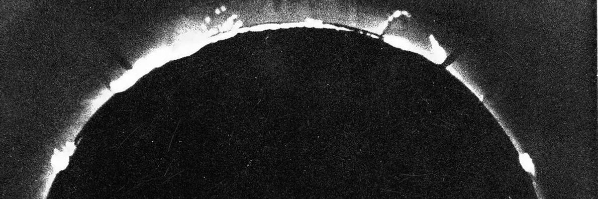 Foto einer totalen Sonnenfinsternis vom 18. Juli 1860 von Warren De la Rue. Zu sehen ist die obere Hälfte der Sonne.