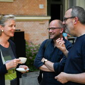 Ulrike Vedder, Stefan Willer and Andreas Bernard are talking in the garden of the Literaturhaus, Ulrike Vedder is holding a coffee cup.