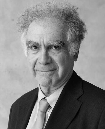 Schwarz-weißes Portraitfoto von Carlo Ginzburg