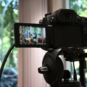 Ansicht des Veranstaltungsraums durch das Display einer Kamera auf einem Stativ.