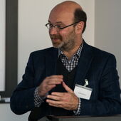 Volkhard Krech steht hinter dem Vortragspult und spricht