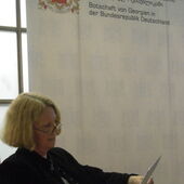 Franziska Thun-Hohenstein sitzt auf einem Sessel und liest.