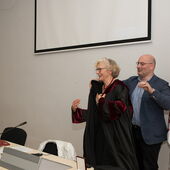 Giga Zedania verleiht Sigrid Weigel ihren Talar und zieht ihn ihr an