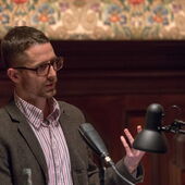 Close-up von Japhet Johnstone mit Mikrofon