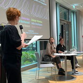 Nina Weller und Tatsiana Kupreichyk unterhalten sich auf der Bühne miteinander, neben ihnen sitzt Tina Wünschmann.