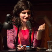 Close-up von Shida Bazyar beim Lesen