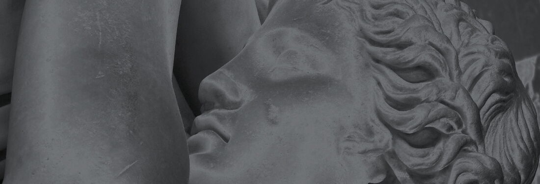 Schwarz-weiß-Fotografie einer griechischen Statue, Ausschnitt: Profil einer Figur mit gewelltem Haar und nach oben gestrecktem linkem Arm.
