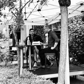 Leif Randt und Stefan Willer sitzen auf einer kleinen Bühne und unterhalten sich.