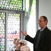 Gerwin Zohlen stands in the room and speaks with a gesticulating arm.