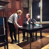 Lara Körte and Christina Pareigis chat at the reading table