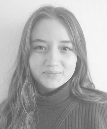 Schwarz-weißes Portraitfoto von Vanessa Cwiklinski