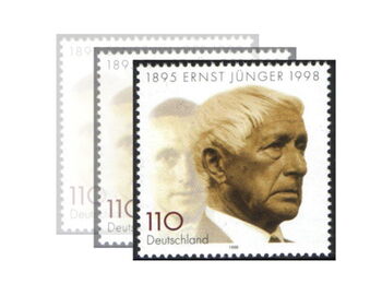 Dreifach gestaffeltes Bild einer Briefmarke mit Ernst Jüngers seitlichem Porträt als älterer Mann, im Hintergrund ist blass ein Frontalporträt als jüngerer Mann zu sehen. Überschrieben ist die Briefmarke mit »1895 Ernst Jünger 1998«.