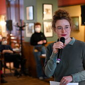 Hanna Hamel holds a microphone and is talking.