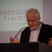 Close-up von Rüdiger Campe, der einen Vortrag hält