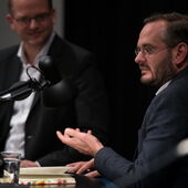 Jonas Lüscher speaks into a microphone, Stefan Willer sits next to him