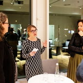 Katja Weber, Franziska Brychcy, Anna A. Ahlers und Alexander Libman stehend im Gespräch.