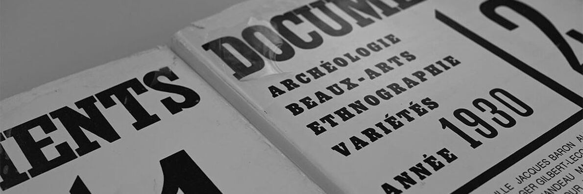 Die beiden ersten Jahrgänge der Zeitschrift Documents von 1929 und 1930 sind nebeneinander im Anschnitt zu sehen, das Bild ist schwarz-weiß.