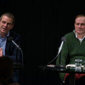 Daniel Weidner speaks into a microphone, next to him sits Josef Winkler behind a second microphone
