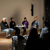 Tim Holland, Anja Kümmel und Ann Cotten sitzen gemeinsam mit Alexandra Heimes, die das Gespräch moderiert, an einem runden Tisch vor Publikum.
