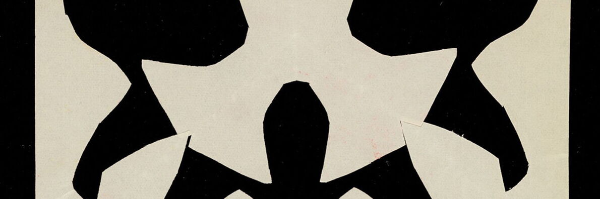 Scherenschnitt mit abstrakten schwarzen Formen auf beigem Hintergrund, die eine stilisierte Figur oder Maske andeuten.
