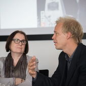 Irina Scherbakowa hört Matthias Schwartz beim Sprechen zu.