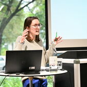 Elisa Ronzheimer hält einen Vortrag