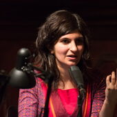 Close-up von Shida Bazyar beim Sprechen