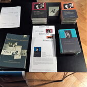 Bücher und Prospekte zur Lesung auf einem Tisch