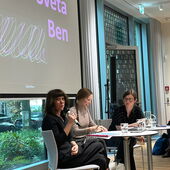 Sveta Ben, Tatsiana Kupreichyk und Tina Wünschmann sitzen vor der Leinwand mit Bens Namen darauf und unterhalten sich.