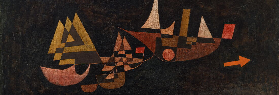 Painting by Paul Klee: Four stylized sailboats on dark water, dominated by nocturnal tones. A blue full moon at the edge subtly illuminates the scene, while a red arrow symbolizes movement.