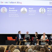 Fünf Personen sitzen auf dem Podium und diskutieren, hinter ihnen auf der Leinwand stehen unter der Überschrift »Le cas Robert Bing« die Namen und Bilder von David Rowland, Neal Spencer und Melina Wolman.
