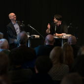 Wide shot of Saša Stanišić talking with Stefan Willer in front of an audience