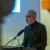 Alhierd Bacharevič performs at the lectern.