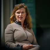 Gesa Ufer spricht zum Publikum.