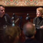 Bov Bjerg und Christine Kutschbach sitzen am Lesetisch, Bov Bjerg spricht