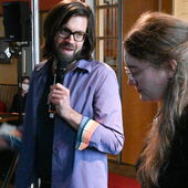 Andreas Scherffig hält ein Mikrofon in der Hand und spricht. Neben ihm steht Hanna Hamel.