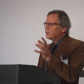 Karl-Heinz Ladeur steht am Rednerpult und trägt vor