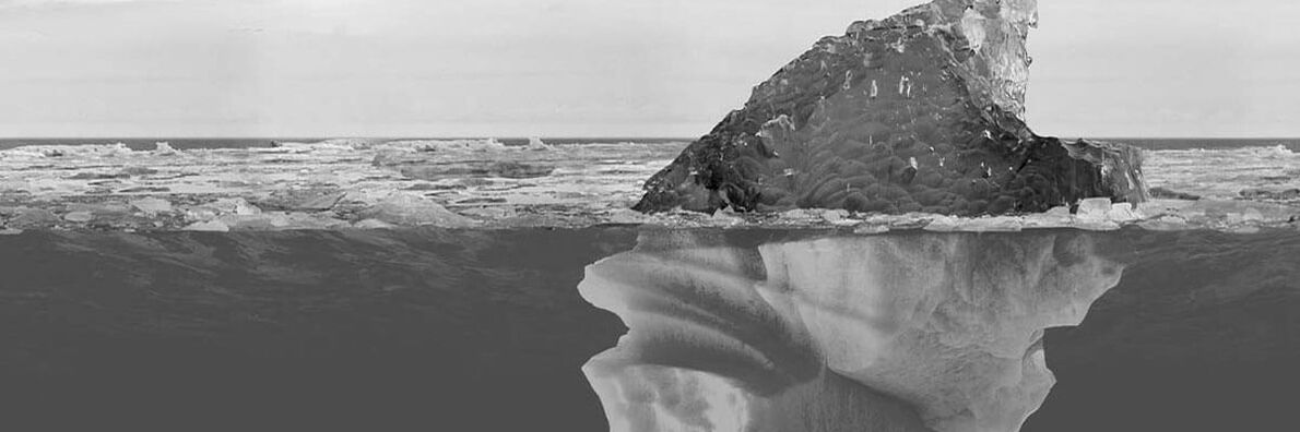 Stilisiertes schwarz-weiß Bild eines Eisbergs, der zur Hälfte aus dem Wasser ragend, zur Hälfte unter Wasser zu sehen ist.