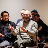 Boris Nitzsche sitzt im Publikum und stellt gestikulierend eine Frage.