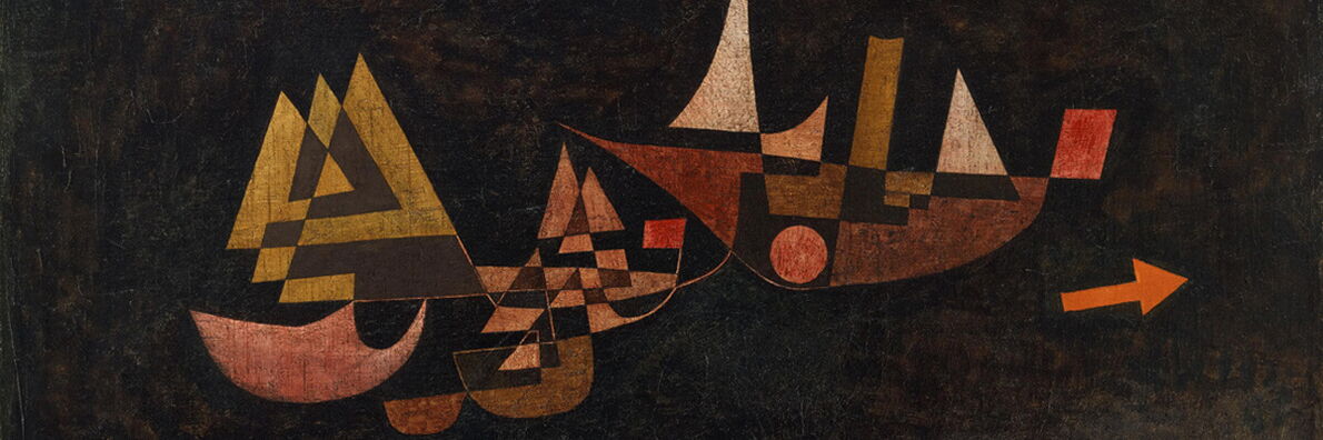 Gemälde von Paul Klee: Vier stilisierte Segelboote auf dunklem Wasser, dominiert von nächtlichen Farbtönen. Ein blauer Vollmond am Rand erhellt die Szene dezent, ein roter Pfeil symbolisiert Bewegung.