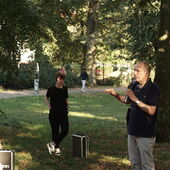 Cord Riechelmann steht in einem Park unter einem Baum und spricht in ein Mikro. Um ihn herum stehen Menschen mit Kopfhörern und hören ihm zu, u.a. Christina Ernst und Hanna Hamel.
