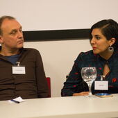 Heba Amin und Torsten Michaelsen blicken einander an während sie an einem Konferenztisch sitzen.