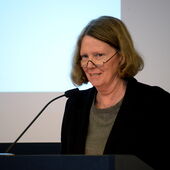 Close-up von Franziska Thun-Hohenstein, die eine Rede hält