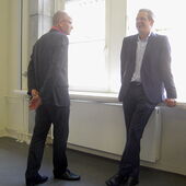 Daniel Weidner und Stefan Willer stehen am Fenster