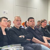 Julia Cimafiejeva, Alhierd Bacharevič, Zmicier Vishniou und Tina Wünschmann sitzen im Publikum und schauen nach vorne.