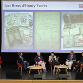 Fünf Personen sitzen auf dem Podium und diskutieren. Auf der Leinwand hinter ihnen sind unter dem Titel »Les livres d’Henry Torrès« Fotos von Büchern und einer Titelei zu sehen.