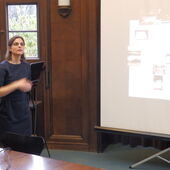 Claudia Wedepohl hält einen Vortrag.